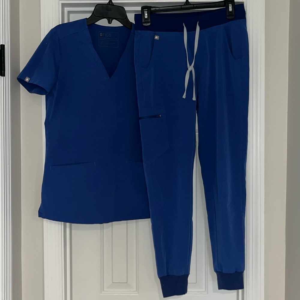 Blue Figs jogger scrub set